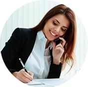 Девушка разговаривает по телефону