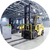 Девушка разговаривает по телефону