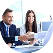Девушка разговаривает по телефону